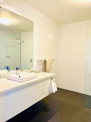 Bathroom - The Menzies Ballarat (Bakery Hill)