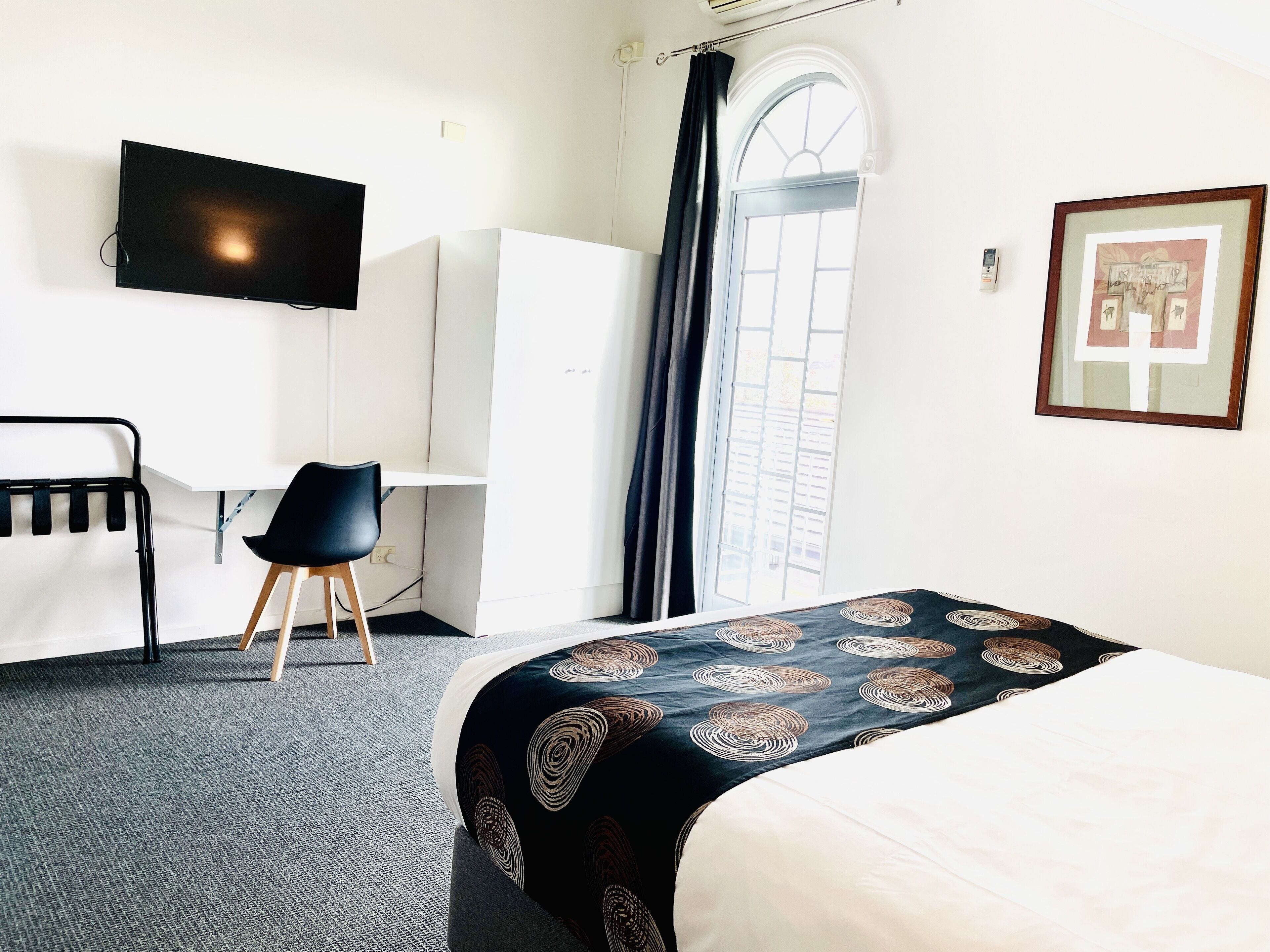 room, 1 queen bed, non smoking (upgrade) | premium bedding, minibar, desk, soundproofing