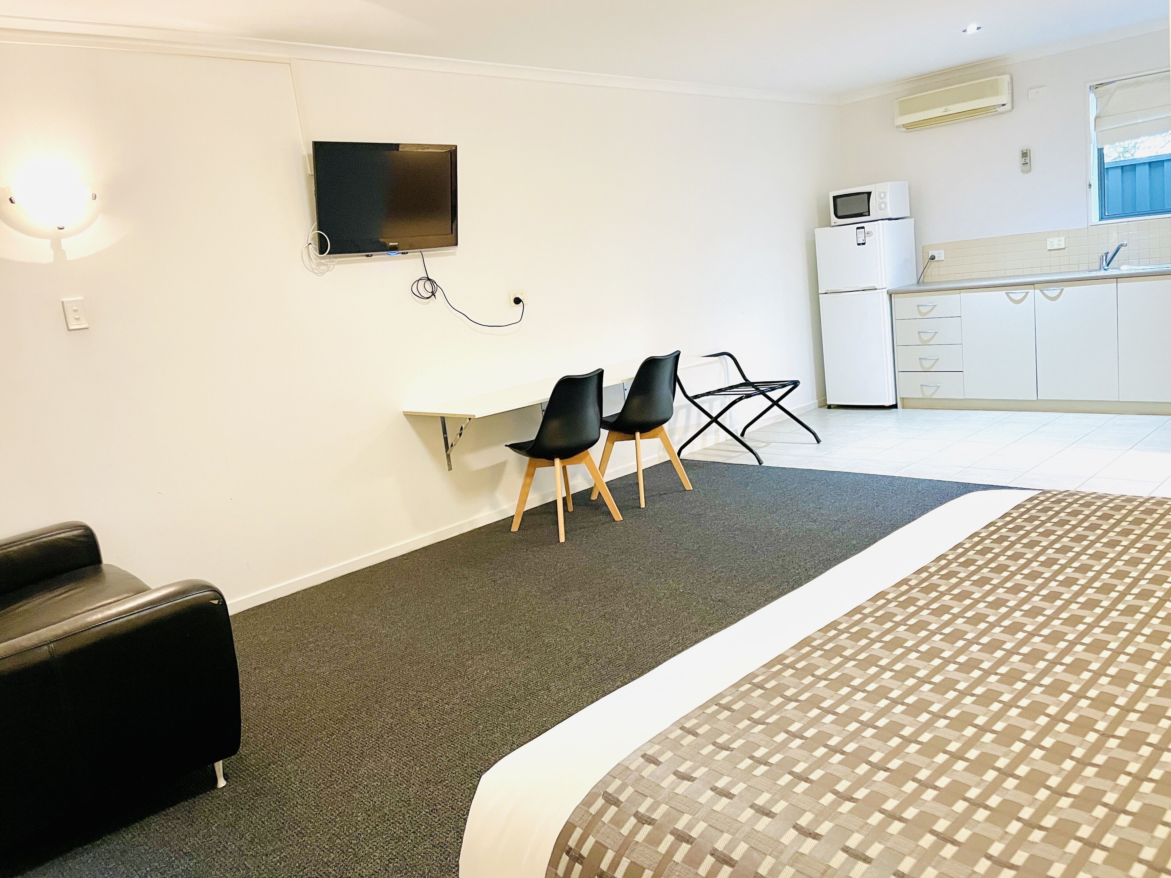 room, 1 queen bed, non smoking (upgrade) | premium bedding, minibar, desk, soundproofing