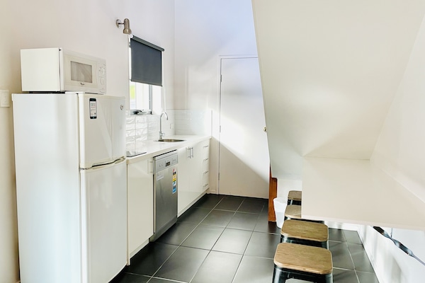 Room, 1 Queen Bed, Non Smoking (upgrade) | Premium bedding, minibar, desk, soundproofing