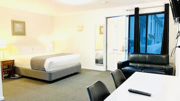 Chambre, 1 grand lit, non-fumeurs (upgrade) | Literie de qualité supérieure, minibar, bureau, chambres insonorisées