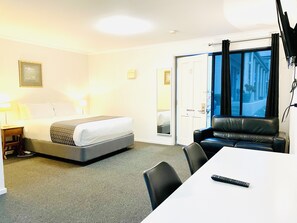 Room, 1 Queen Bed, Non Smoking (upgrade) | Premium bedding, minibar, desk, soundproofing