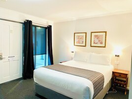 Ropa de cama de alta calidad, minibar y escritorio 