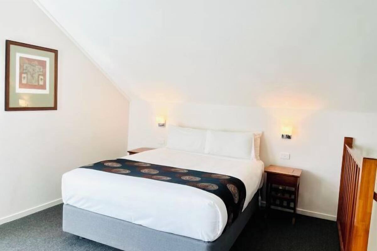 Premium bedding, minibar, desk, soundproofing