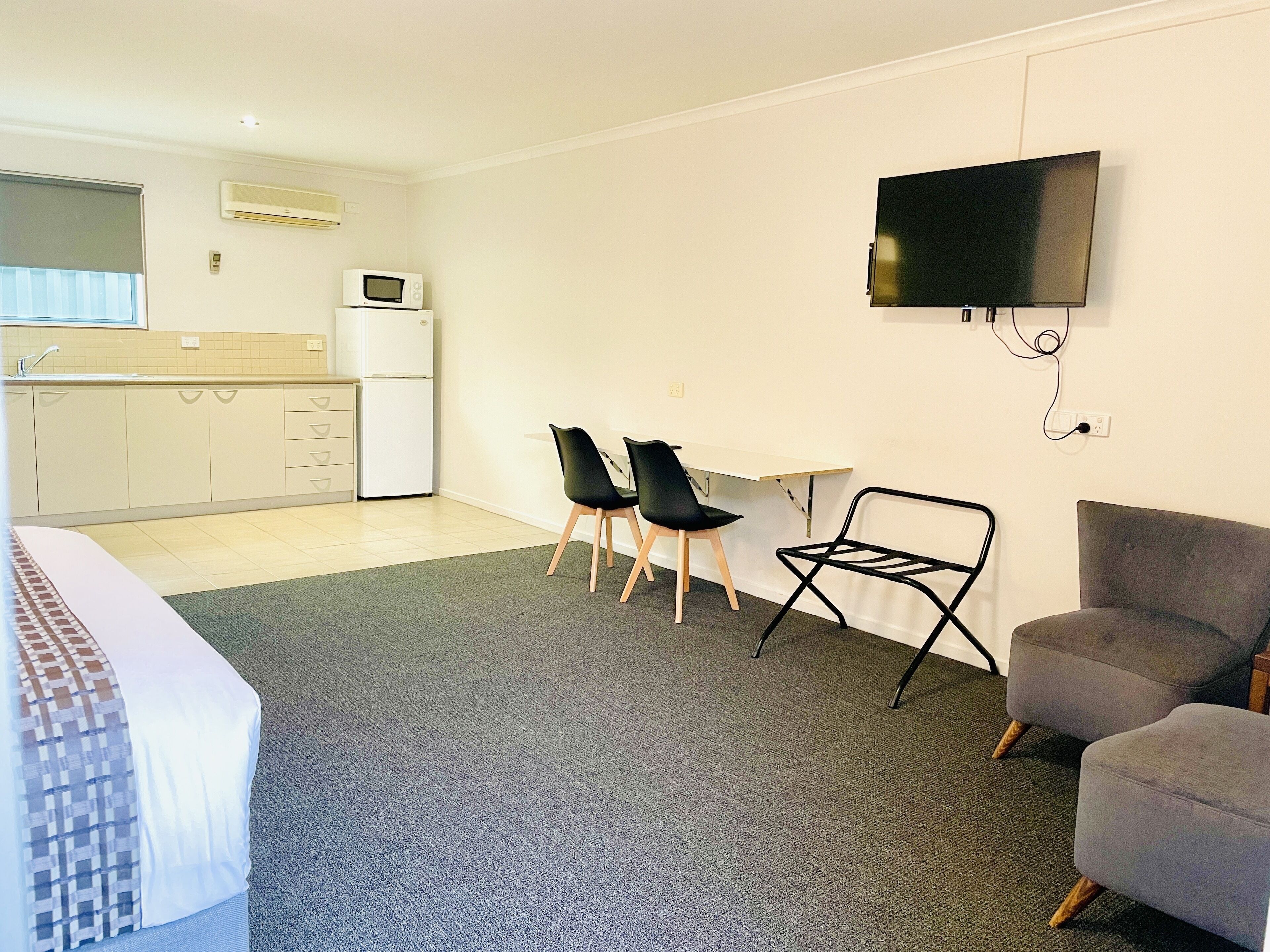 room, 1 queen bed, non smoking (upgrade) | premium bedding, minibar, desk, soundproofing