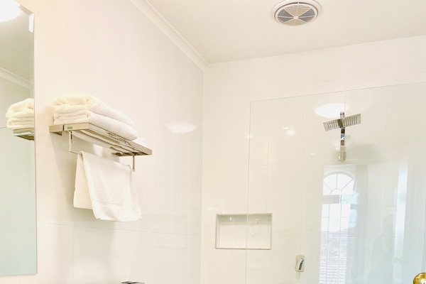 Room, 1 Queen Bed, Non Smoking (upgrade) | Bathroom | Shower, towels, soap, shampoo