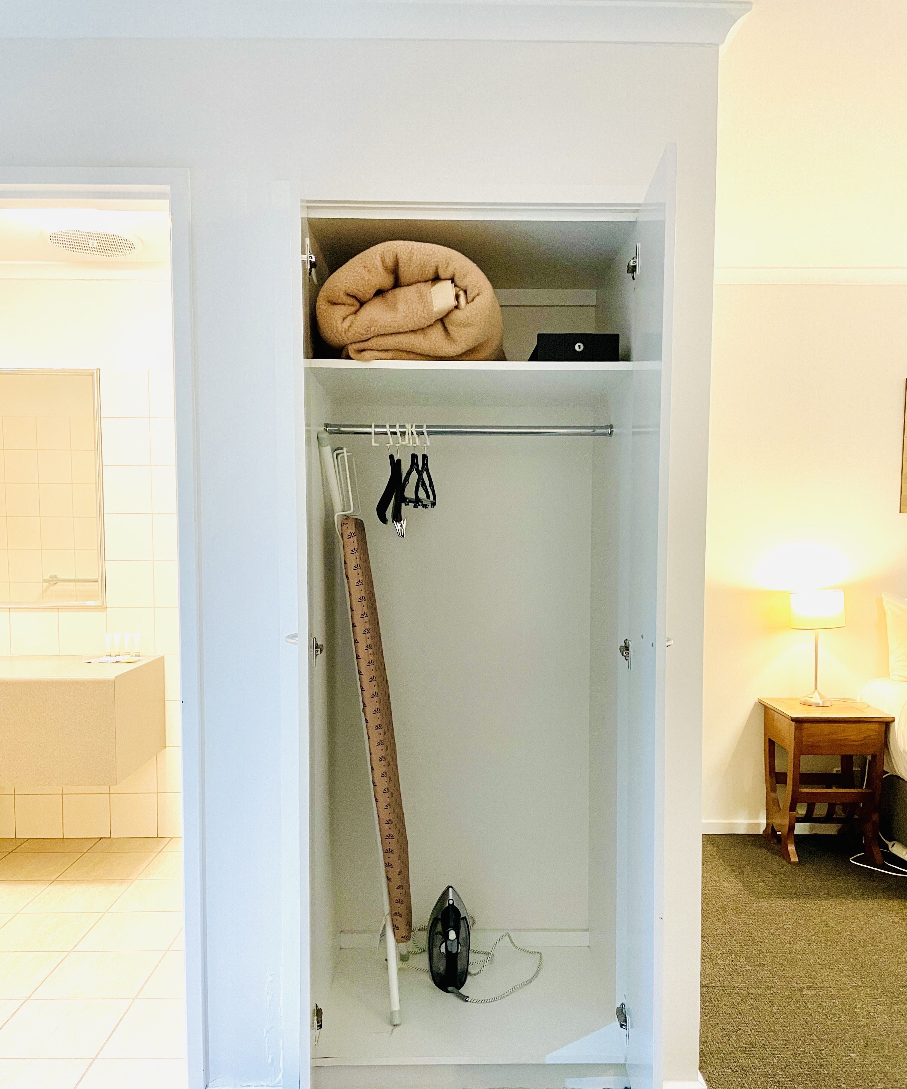 standard room, 1 queen bed, non smoking | premium bedding, minibar, desk, soundproofing