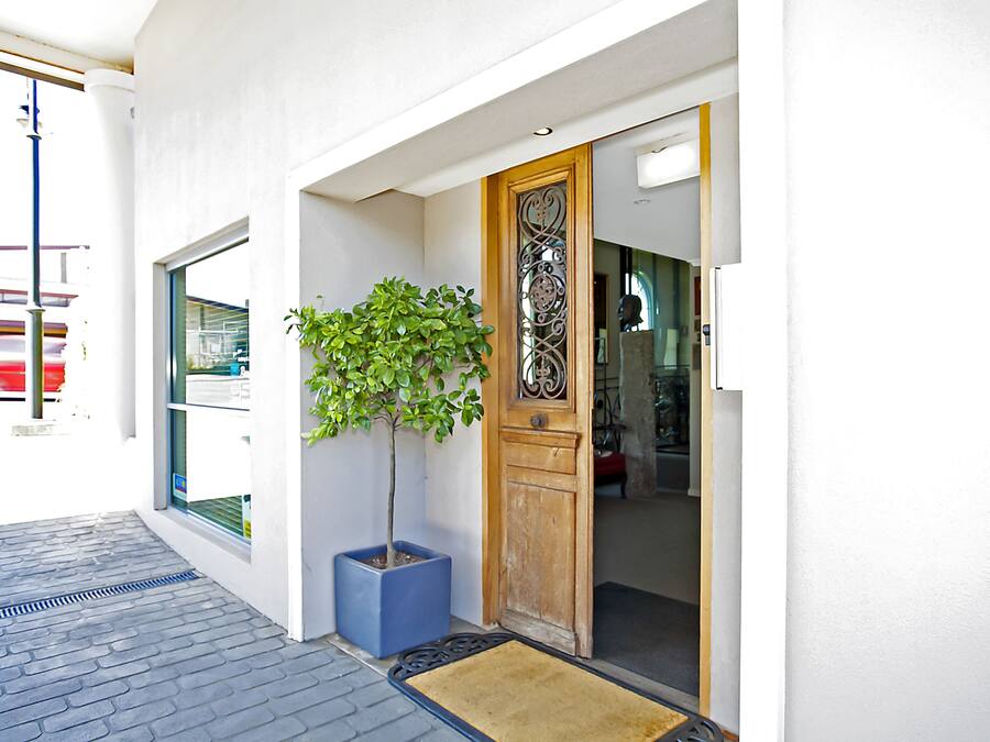 Pintu masuk properti