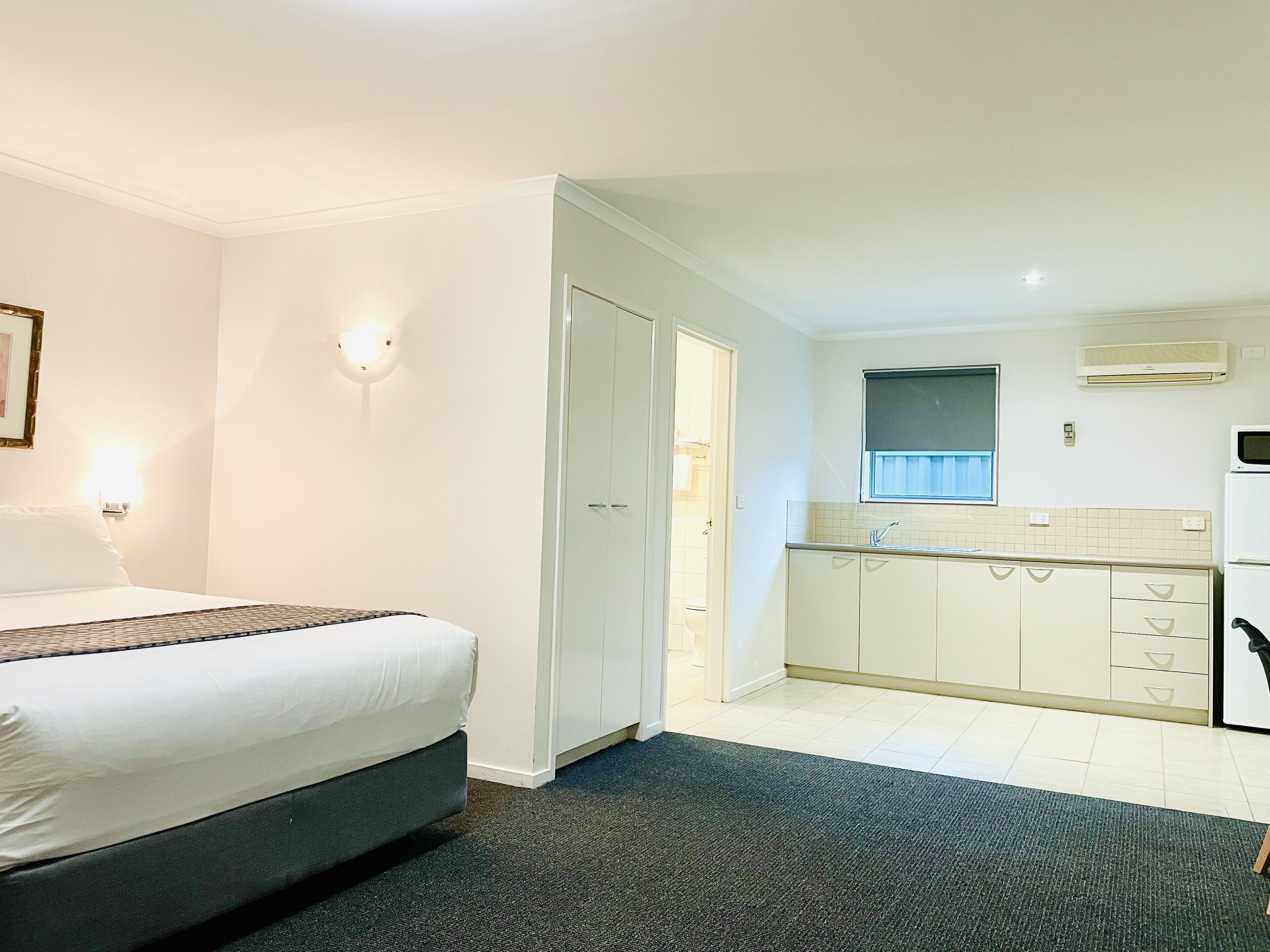 room, 1 queen bed, non smoking (upgrade) | premium bedding, minibar, desk, soundproofing