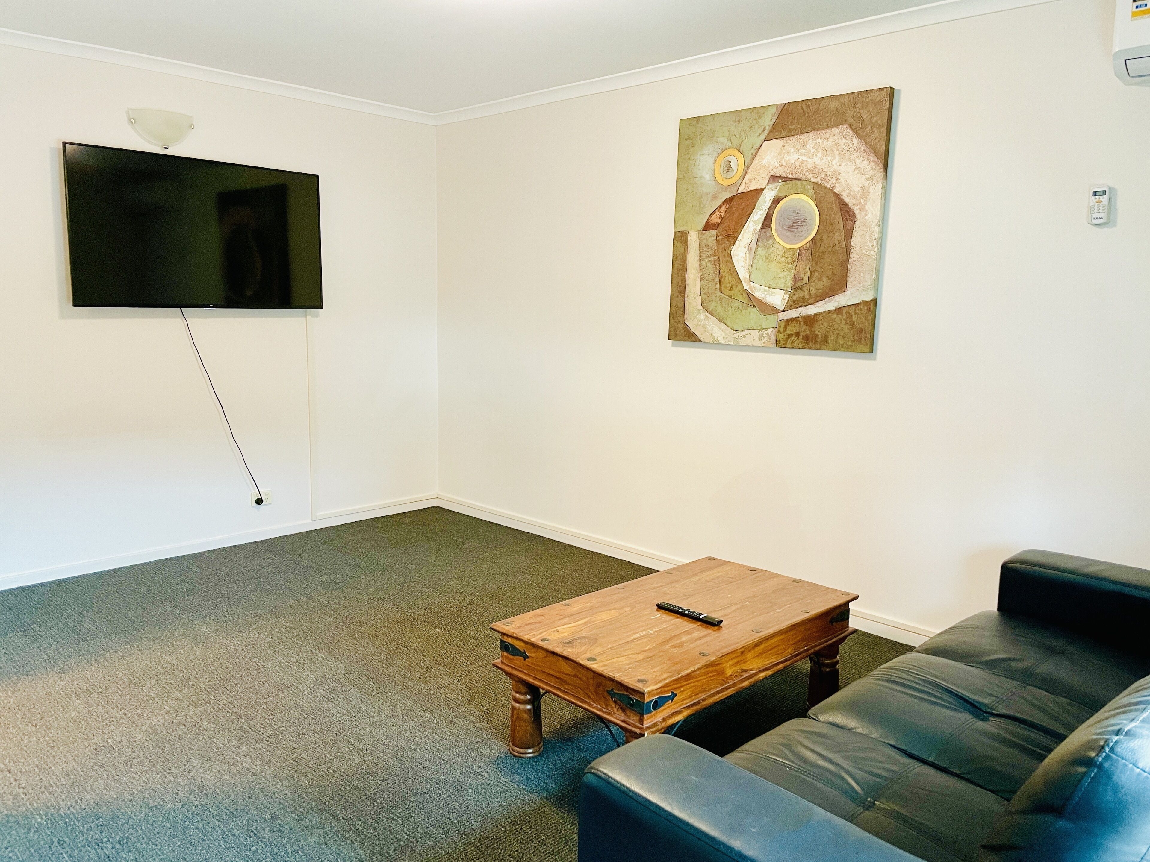 room, 1 queen bed, non smoking (upgrade) | living area | tv