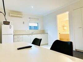 Ropa de cama de alta calidad, minibar y escritorio 