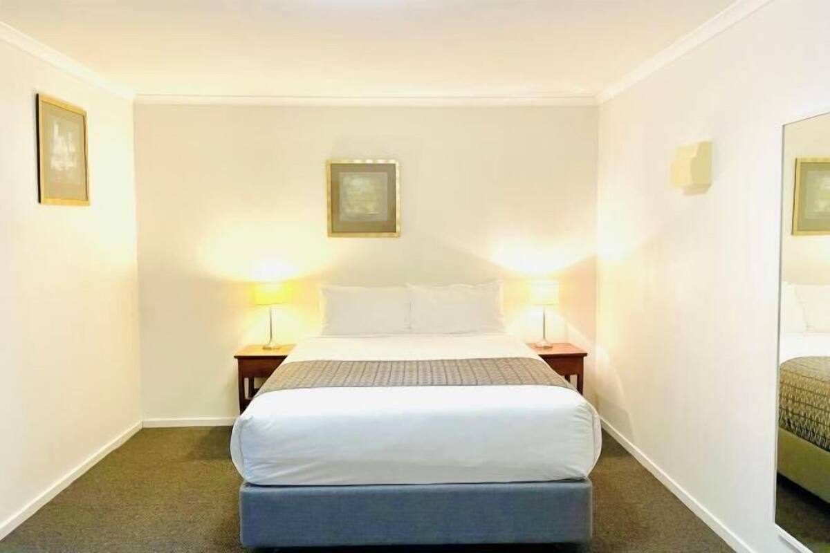 Premium bedding, minibar, desk, soundproofing