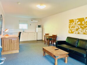 Room, 1 Queen Bed, Non Smoking (upgrade) | Living area