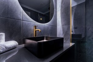 Eco-friendly toiletries, hair dryer, towels, soap - Batman’s Hill on Collins (Melbourne)