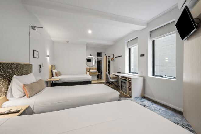 Minibar, escritorio, tabla de planchar con plancha y cunas gratuitas 