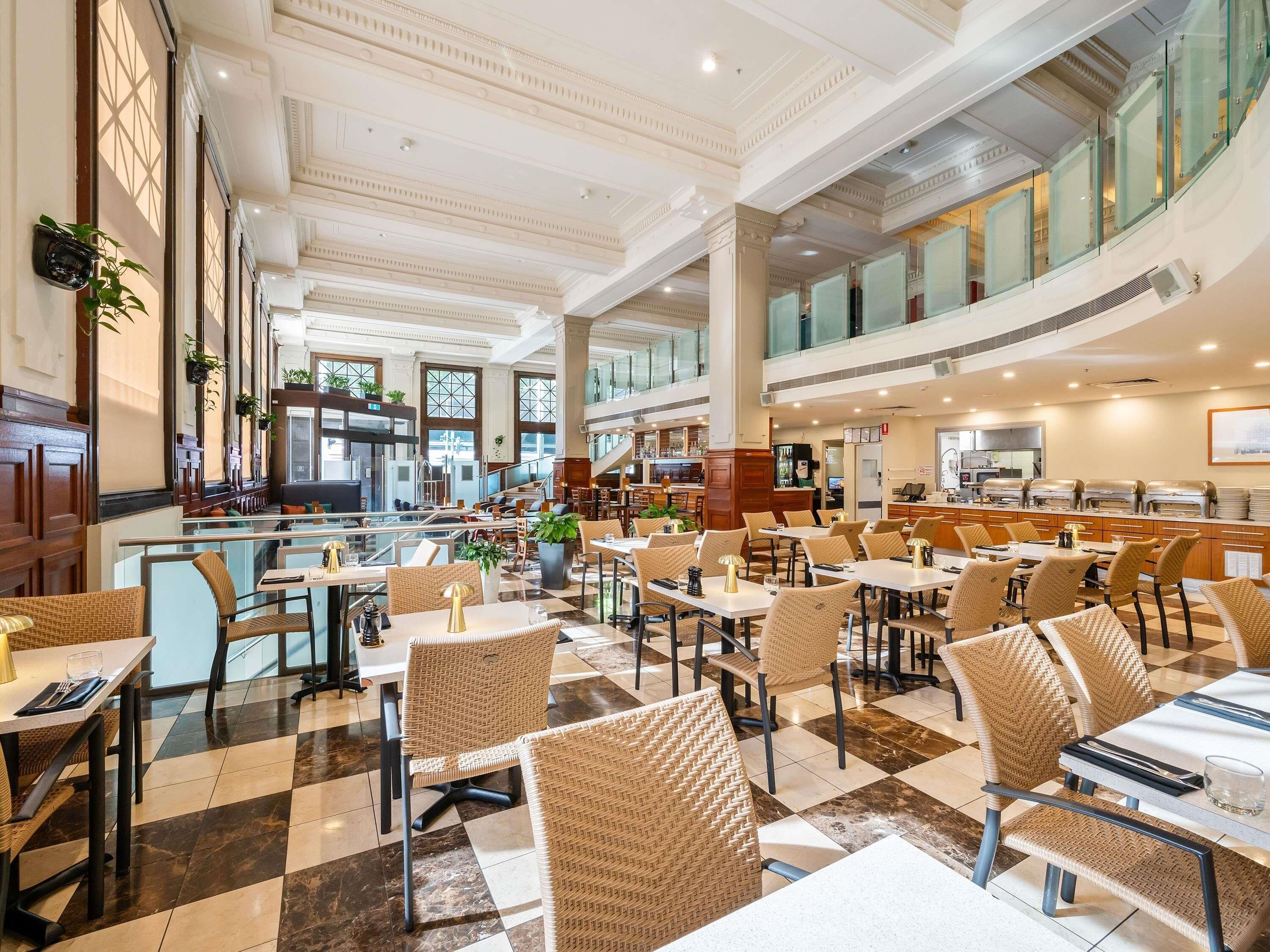 2 restaurants, serveren ontbijt, lunch, diner, lokale gerechten