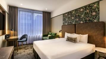 Frigobar, escrivaninha, ferros/tábuas de passar roupa, berços grátis