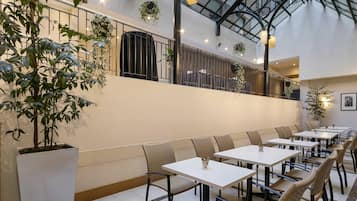 2 restaurantes; se sirve desayuno, almuerzo y cena; cocina local