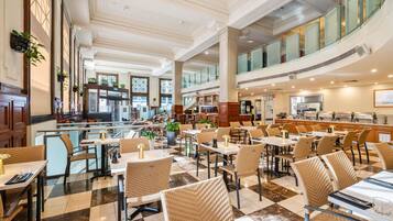 2 restaurantes; se sirve desayuno, almuerzo y cena; cocina local