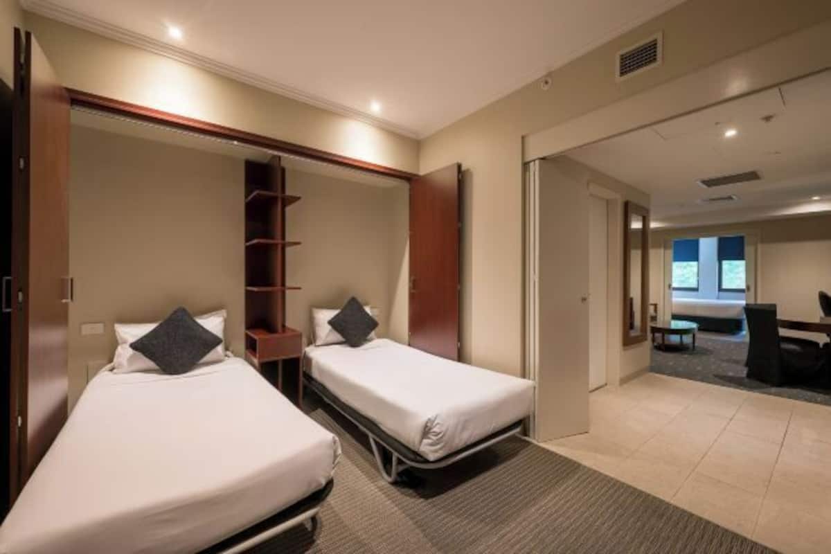 Minibar, escritorio, tabla de planchar con plancha y cunas gratuitas