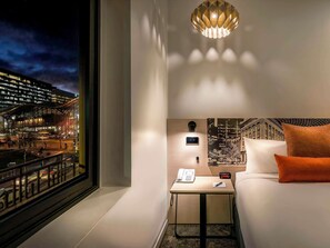 Minibar, skrivebord, strykejern/-brett og barnesenger (inkludert)
