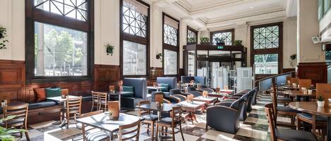 2 restaurantes, se sirven desayunos, comidas, cenas y cocina local