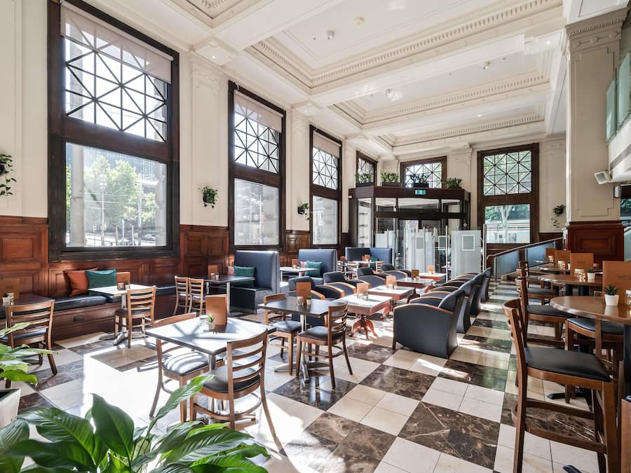 2 restaurantes; se sirven desayunos, almuerzos, cenas y cocina local