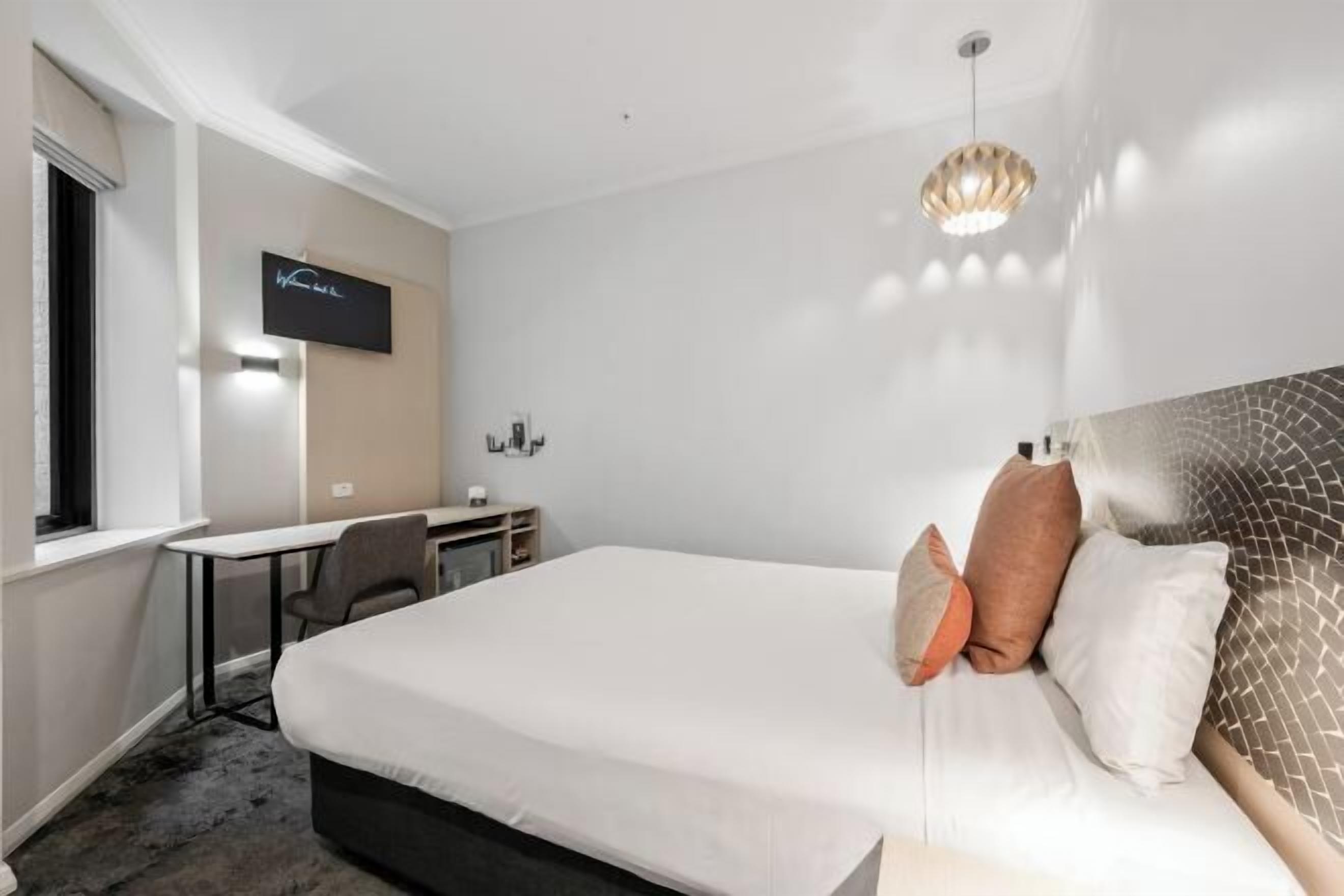 Minibar, escritorio, tabla de planchar con plancha y cunas gratuitas 