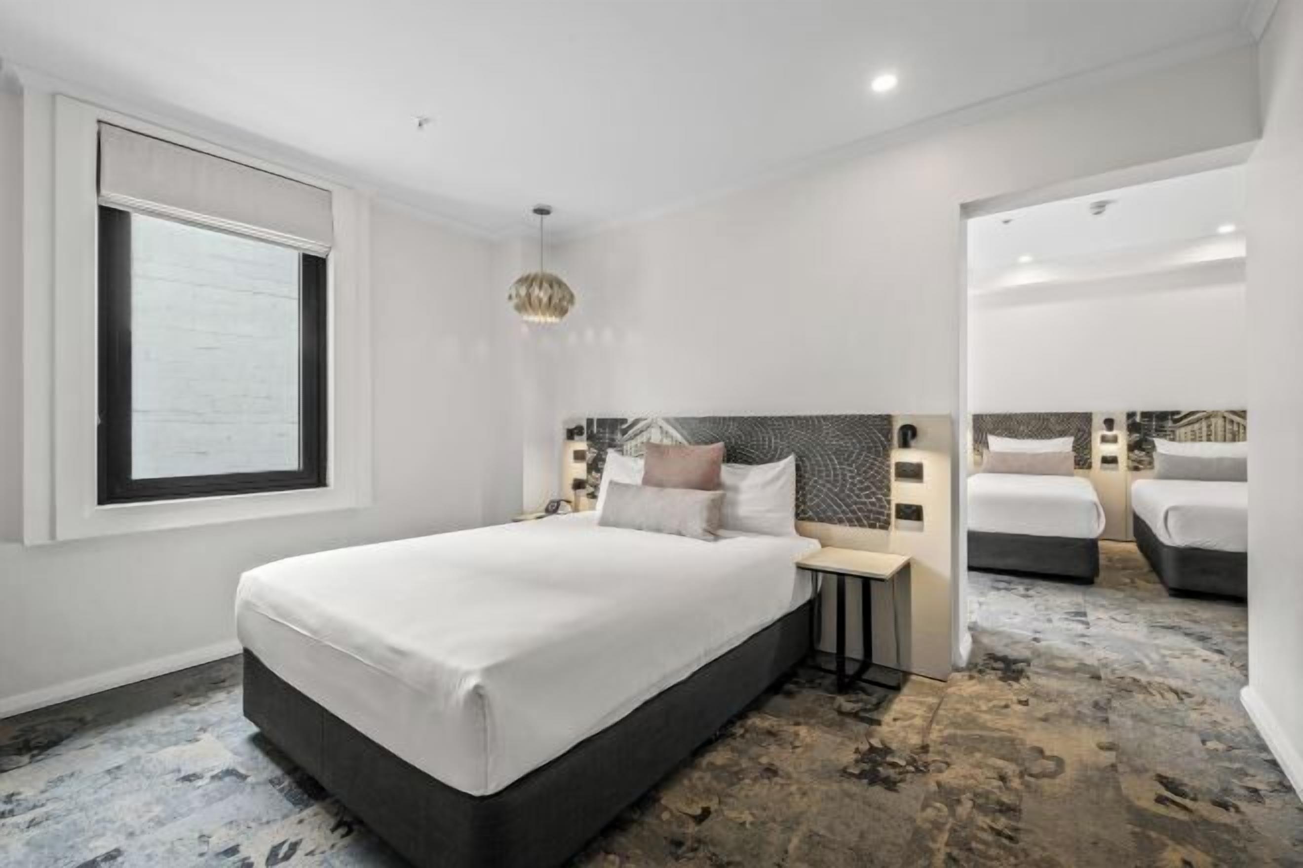 Minibar, escritorio, tabla de planchar con plancha y cunas gratuitas 