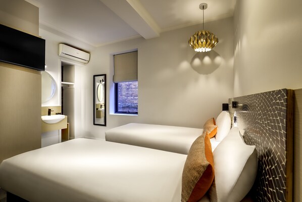 Standard Twin Room | Minibar, desk, iron/ironing board, free cribs/infant beds - Batman’s Hill on Collins (Melbourne)