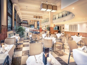 Hi ha 2 restaurants i s'hi serveixen esmorzars; plats de cuina local