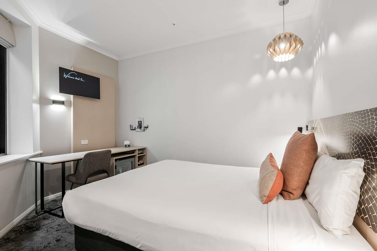 Standard Queen Room | 1 bedroom, minibar, desk, iron/ironing board