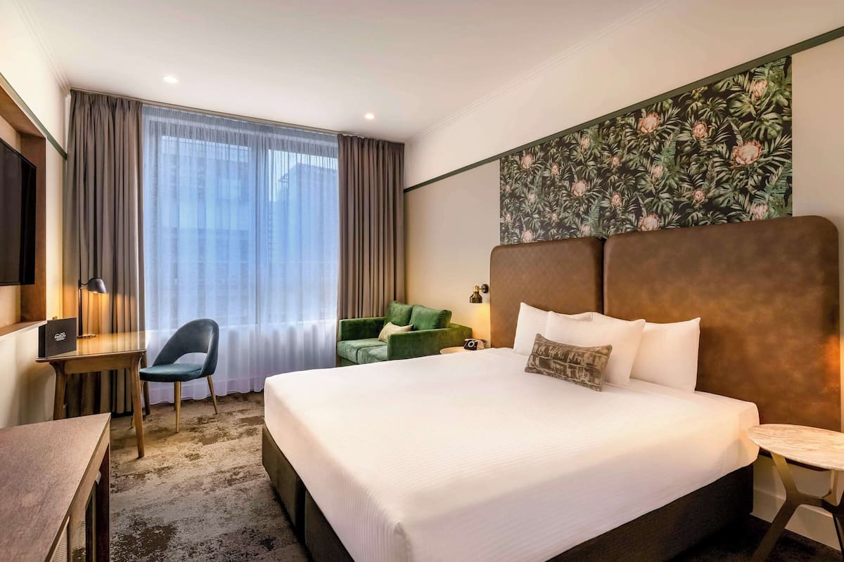Premier Room | Minibar, desk, iron/ironing board, free cribs/infant beds