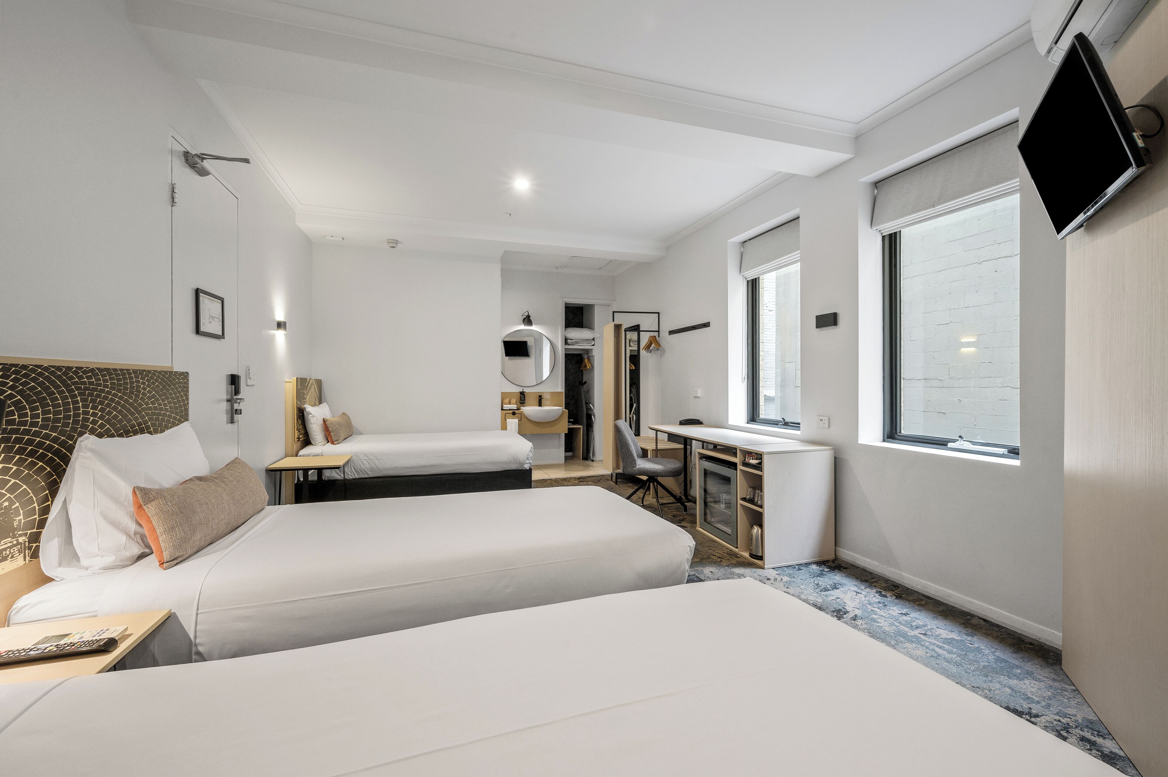 Minibar, Schreibtisch, Bügeleisen/Bügelbrett, kostenlose Babybetten