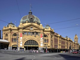 Un edificio grande e decorativo, con una cupola imponente e una torre dell'orologio, probabilmente una stazione ferroviaria o un edificio pubblico.