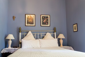 Standard Queen Room | 1 bedroom, Egyptian cotton sheets, desk, iron/ironing board