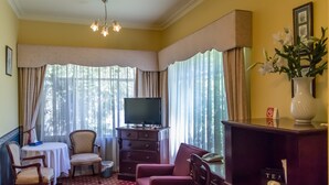 Habitación Deluxe, 1 cama Queen size | Área de sala de estar | Televisión de pantalla plana de 32 cm con canales digitales 