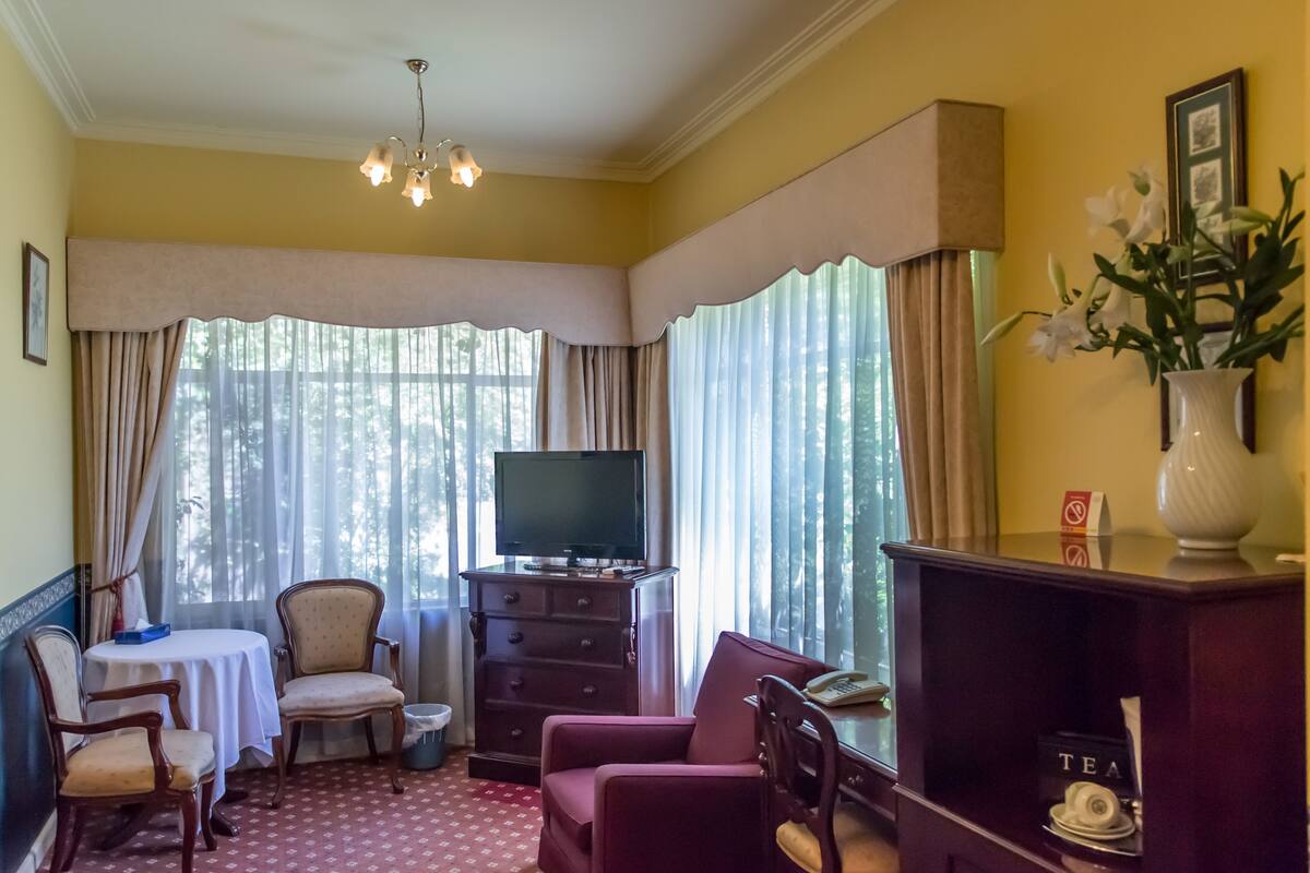 Deluxe Queen Room | Living area | 32-cm flat-screen TV with digital channels, TV