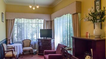 Chambre Deluxe, 1 grand lit | Coin séjour | Télévision à écran plat de 32 cm avec chaßnes numériques, télévision