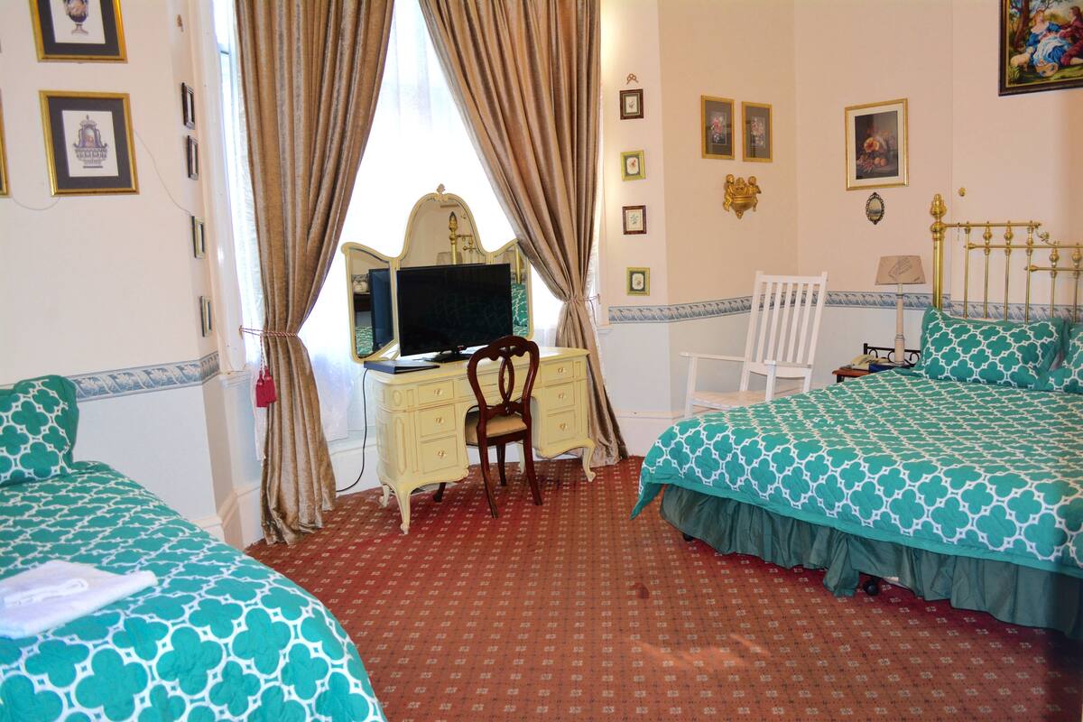 Triple Room | 1 bedroom, Egyptian cotton sheets, desk, iron/ironing board
