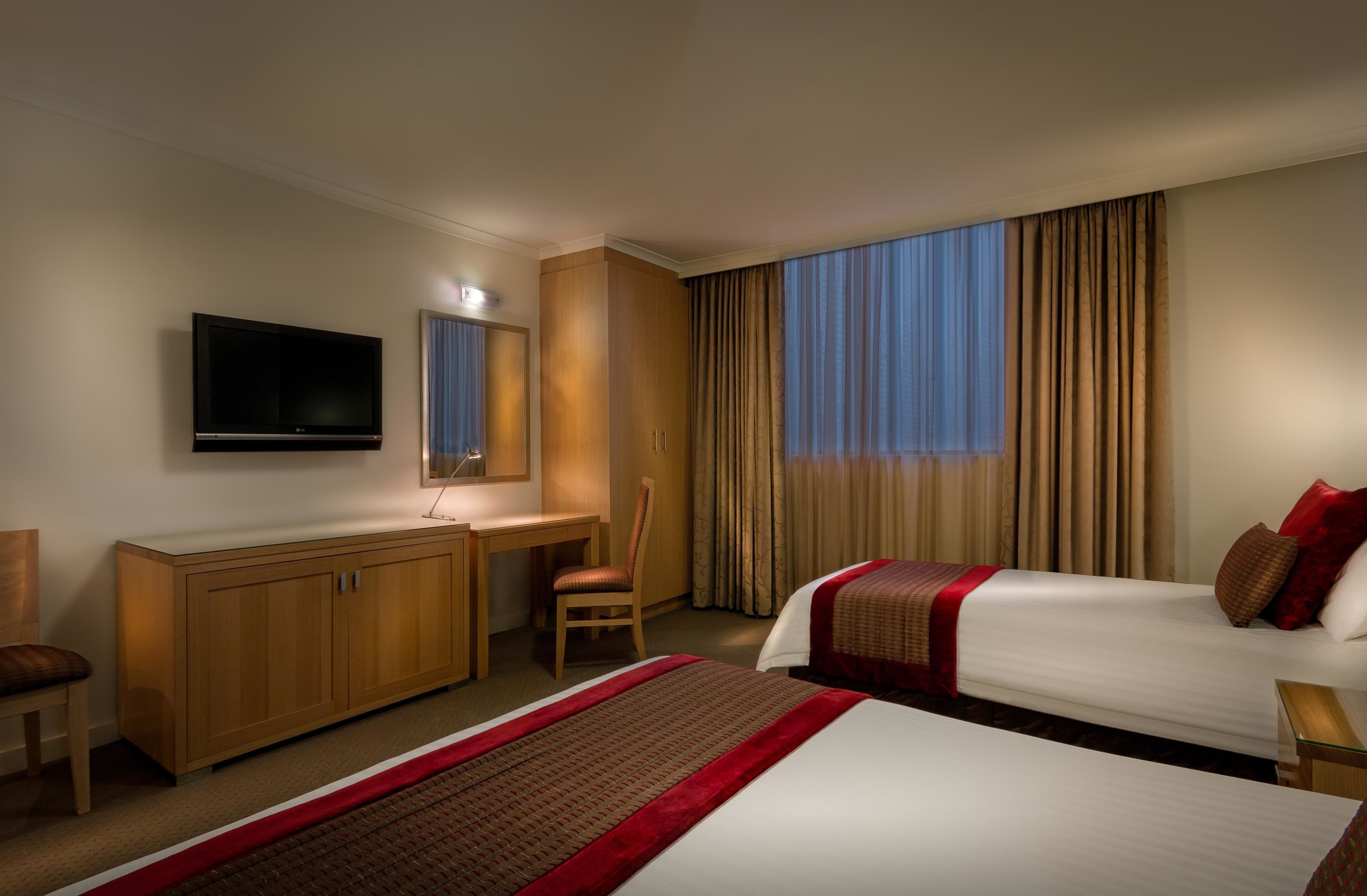 executive room, 1 queen bed, non smoking (larger room) | premium bedding, in-room safe, desk, laptop workspace