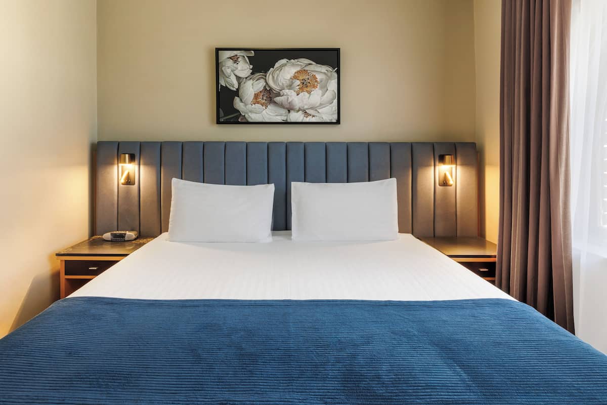 Kamar Deluks, 1 Tempat Tidur King, Bebas Asap Rokok (Walk-in Shower) | Seprai premium, brankas, meja kerja, dan ruang kerja ramah laptop