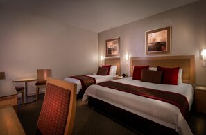 エグゼクティブ ルーム キングベッド 1 台 禁煙 (Walk-in Shower;Larger Room) | 高級寝具、セーフティボックス (室内)、デスク、ノートパソコン用作業スペース
