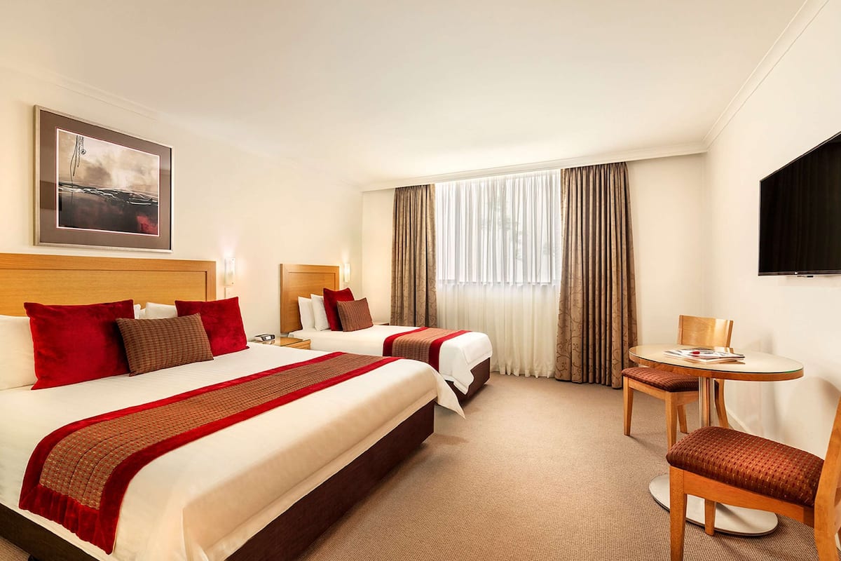 Kamar Eksekutif, 1 Tempat Tidur King, Bebas Asap Rokok (Walk-in Shower;Larger Room) | Seprai premium, brankas, meja kerja, dan ruang kerja ramah laptop