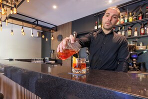 Bar (on property) - Best Western Plus Travel Inn Hotel (Carlton)