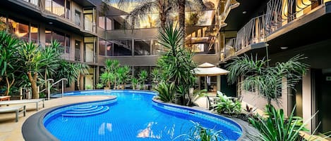 Piscina all'aperto, ombrelloni da piscina, lettini