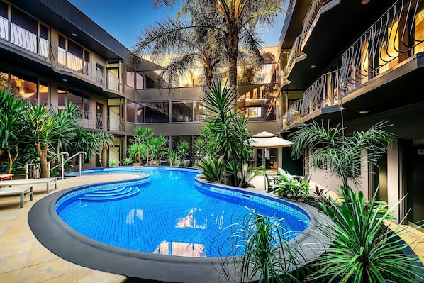 Outdoor pool, pool umbrellas, pool loungers - Best Western Plus Travel Inn Hotel (Carlton)