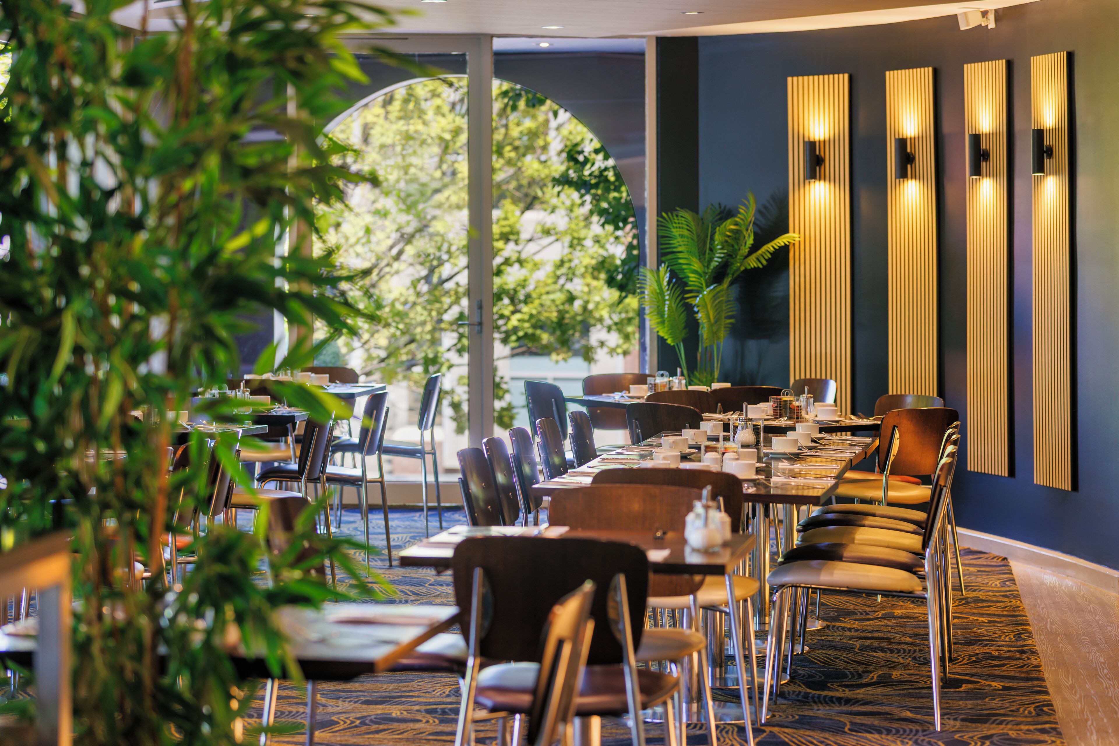 Breakfast and dinner served