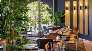 Breakfast and dinner served