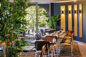 Sarapan dan makan malam dihidangkan 